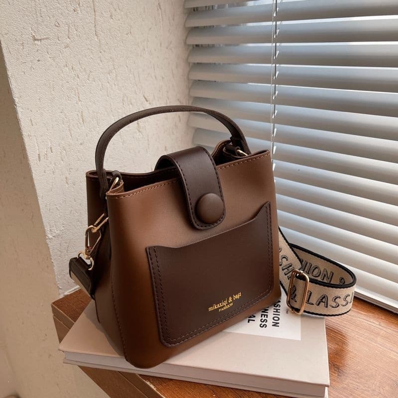 Internet celebrity retro small handbag women's 2026 new ins wide-band crossbody bag high-end sense single shoulder bucket LN