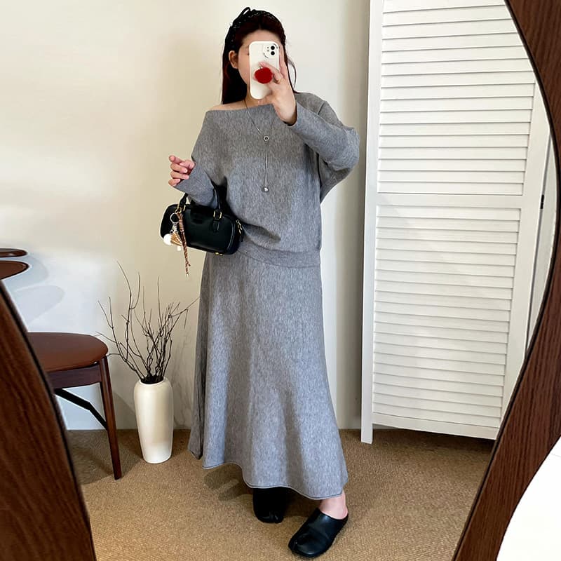 Plus Size Elegant and Relaxed Two-Piece Set for Autumn 2025: Off-Shoulder Top and Skirt Knit Set for Curvy Women (23352)