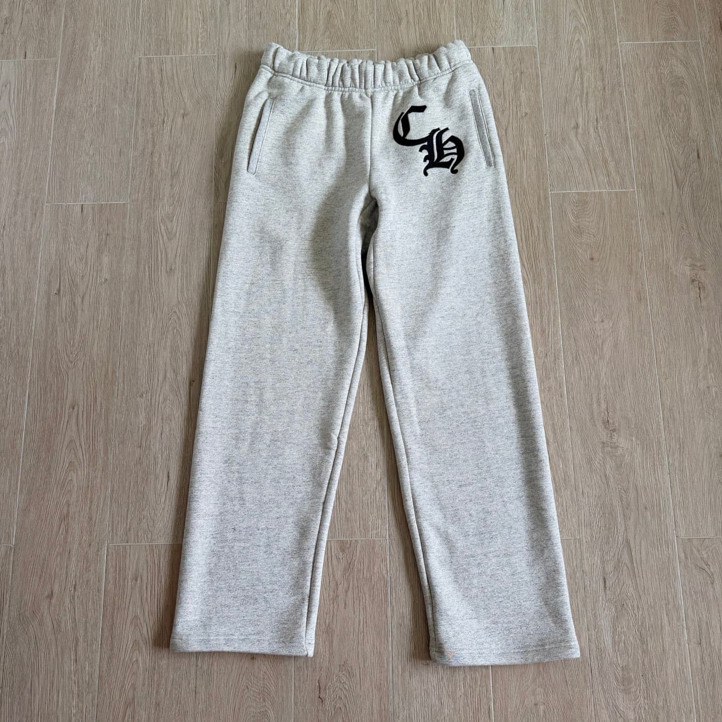 [High-end version in stock at Dujia]Ch Crowe patch letter embroidered gray sweatpants, same style for men and women