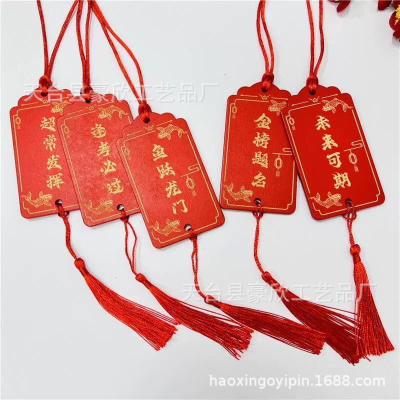 Red wishing plaques for middle school entrance exams, prayer plaques, wooden plaques for temple blessings, hanging plaques for college entrance exams, and blessings.