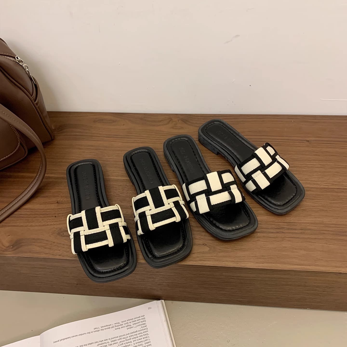 French internet celebrity flat slippers for women to wear outside, 2025 new summer style small fragrance fashion high-end sandals