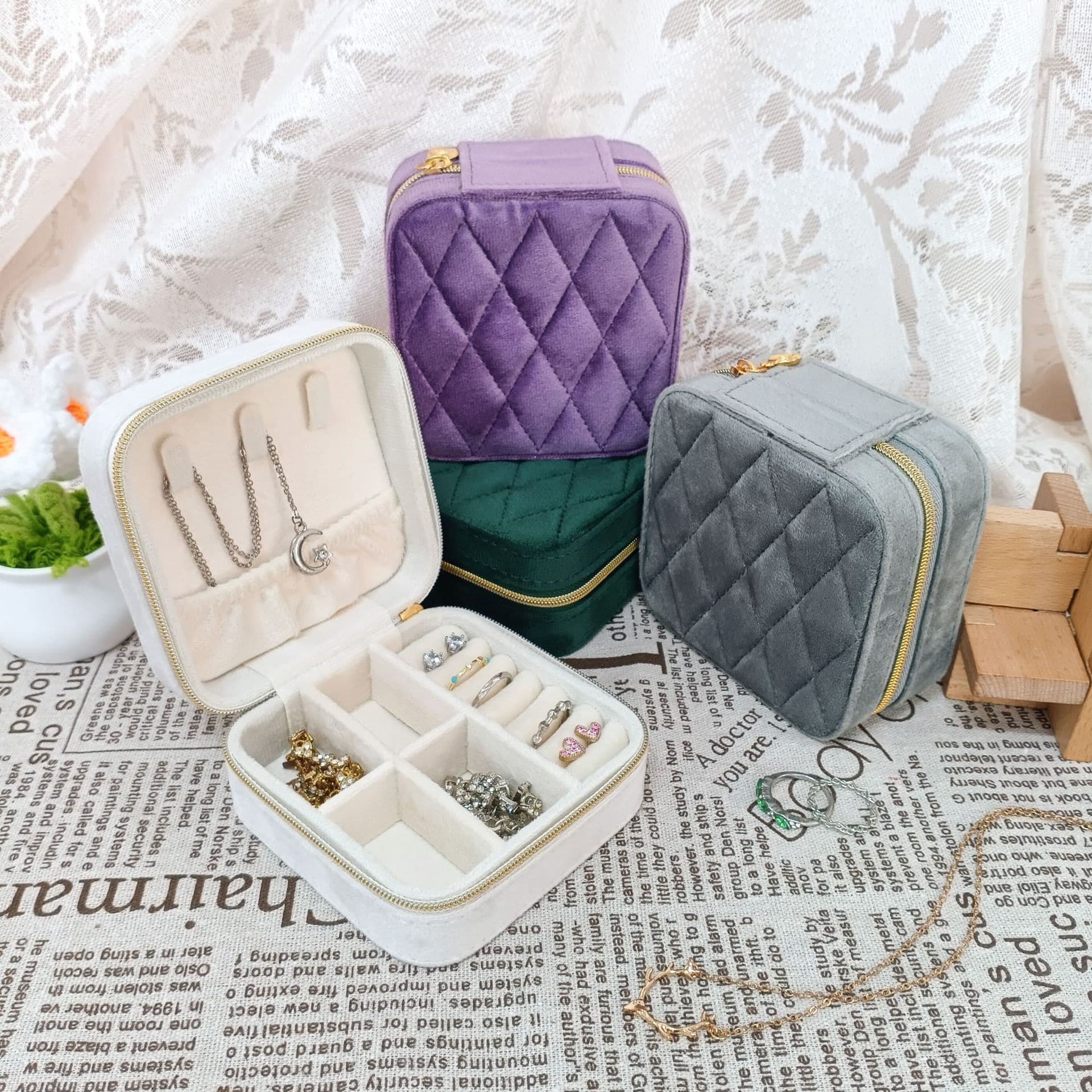 Southeast Asia foreign trade velvet jewelry box crystal pendant jewelry earrings anti-fall storage box employee welfare ring box