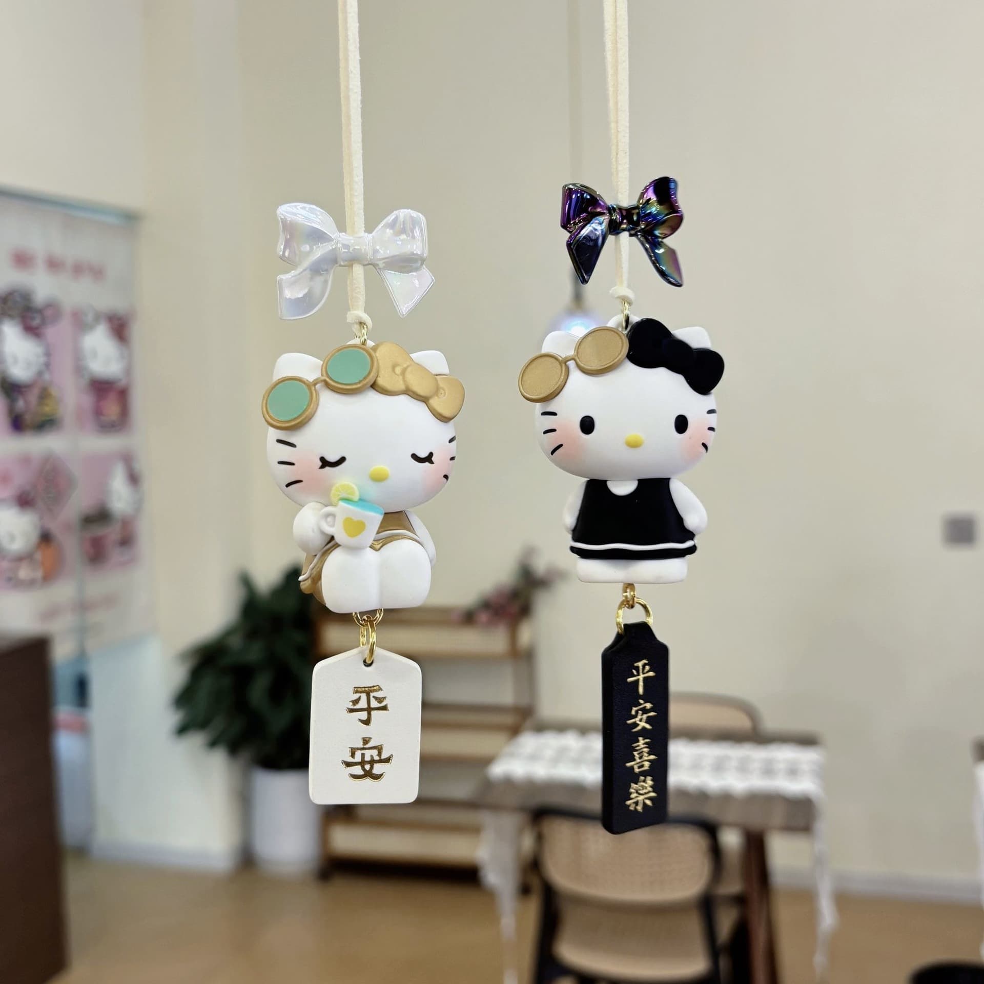 Genuine Hello Kitty leisurely holiday car pendant, sweet and cute car rearview mirror pendant, interior decoration