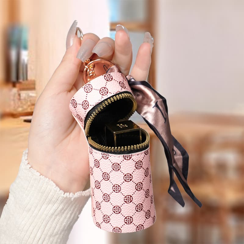 High-end luxury coin purse accessory, earphone case, lipstick mini keychain bag, retro bucket-style lipstick pouch, minimalist hanging accessory available now