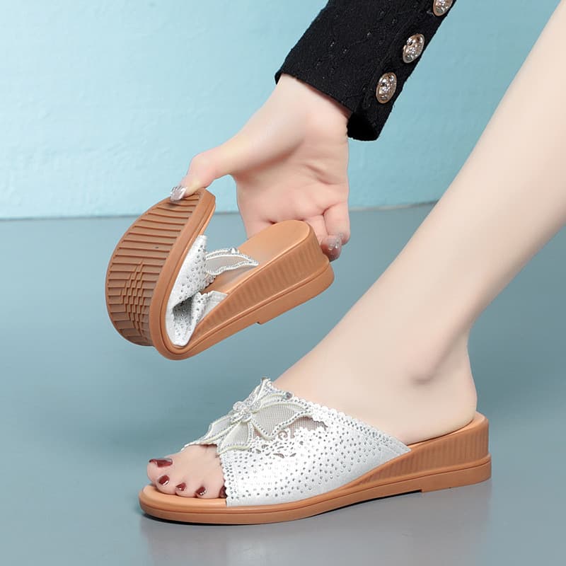 Soft-Soled Slippers for Middle-Aged and Elderly Women, Summer Outdoor Wear, Genuine Leather, Non-Slip, Comfortable Flat Sandals for Middle-Aged Moms, Large Size