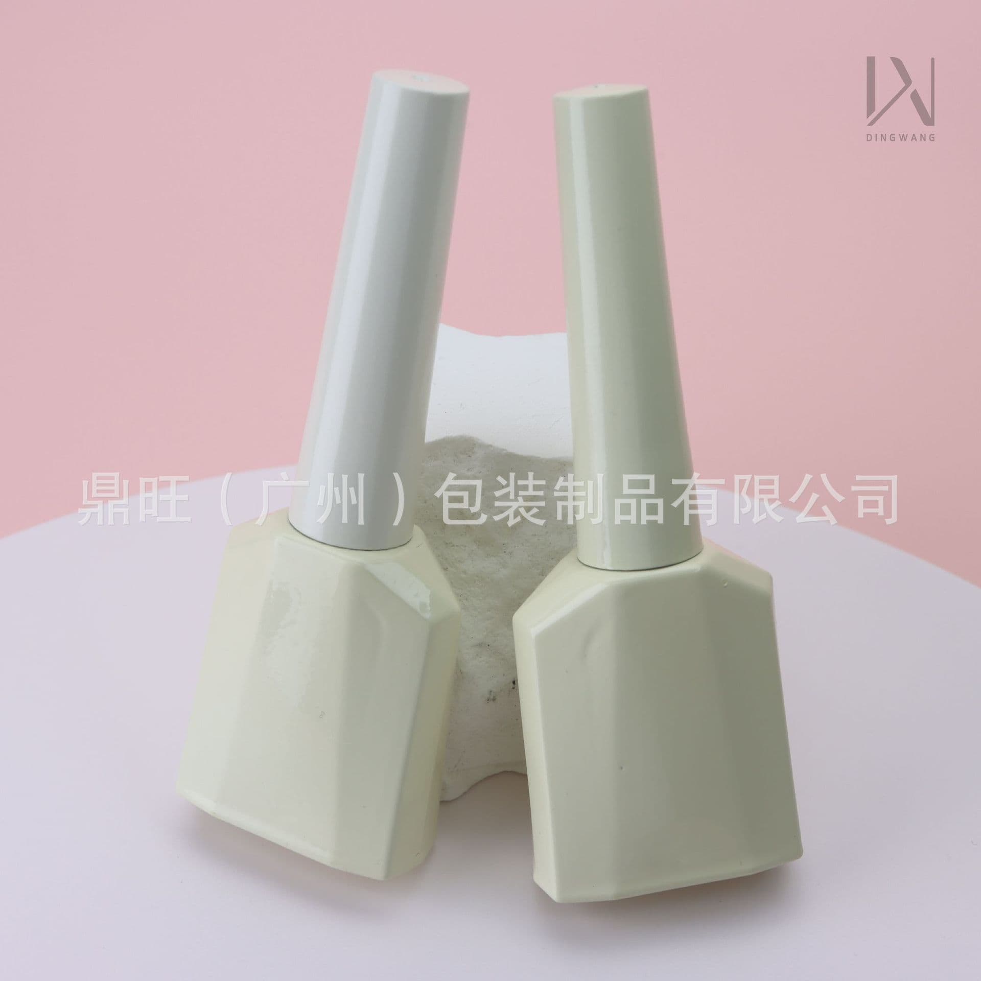 13ml empty bottle of nail polish glue. Can be sprayed, electroplated and light-proof. Nail polish glue can be divided into bottles. The empty bottle of nail polish glue has LOGO.