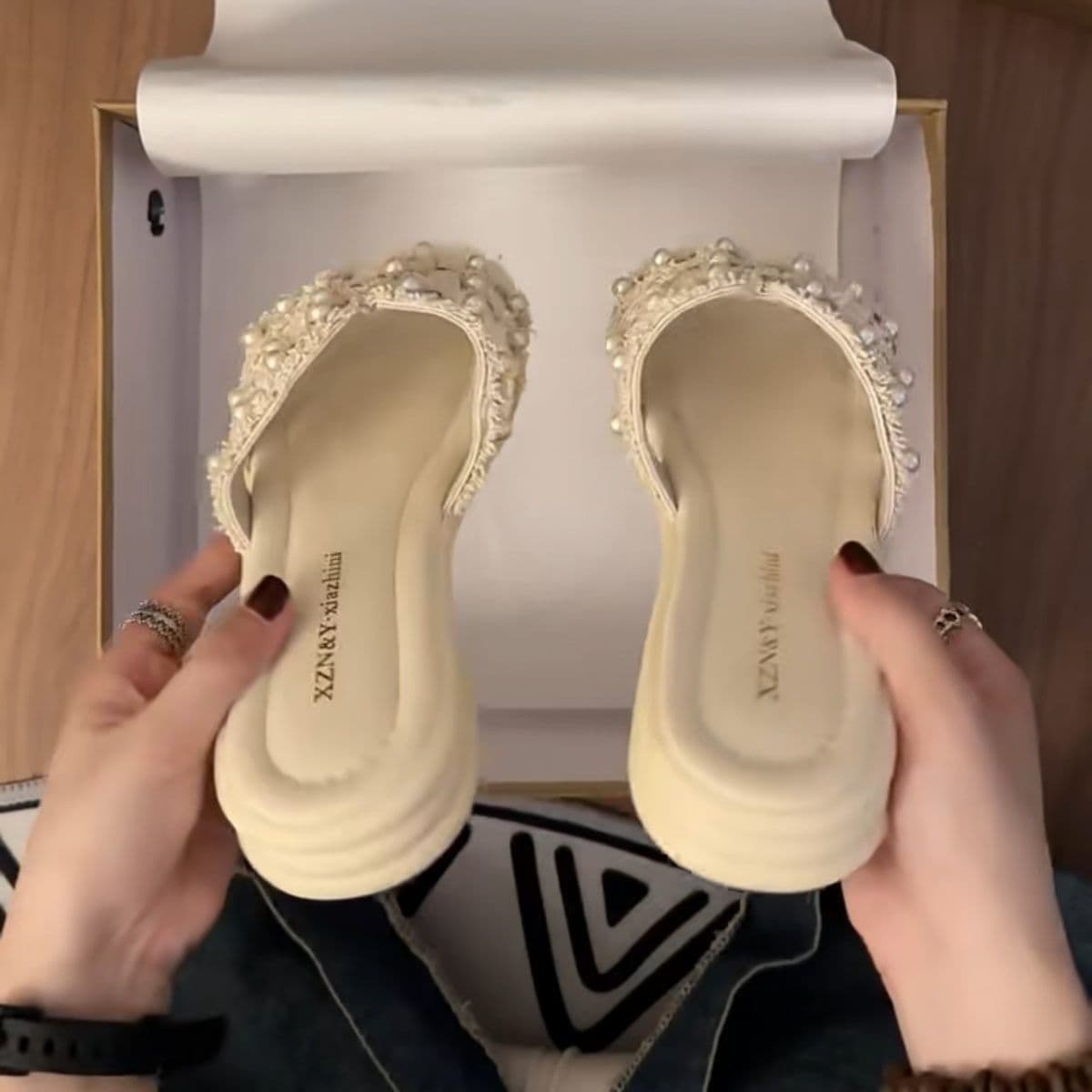 Trendy Chanel-Style Sandals 2026 Spring/Summer New Flat Casual Slippers for Women, Versatile Pearl Slippers for Outdoor Wear