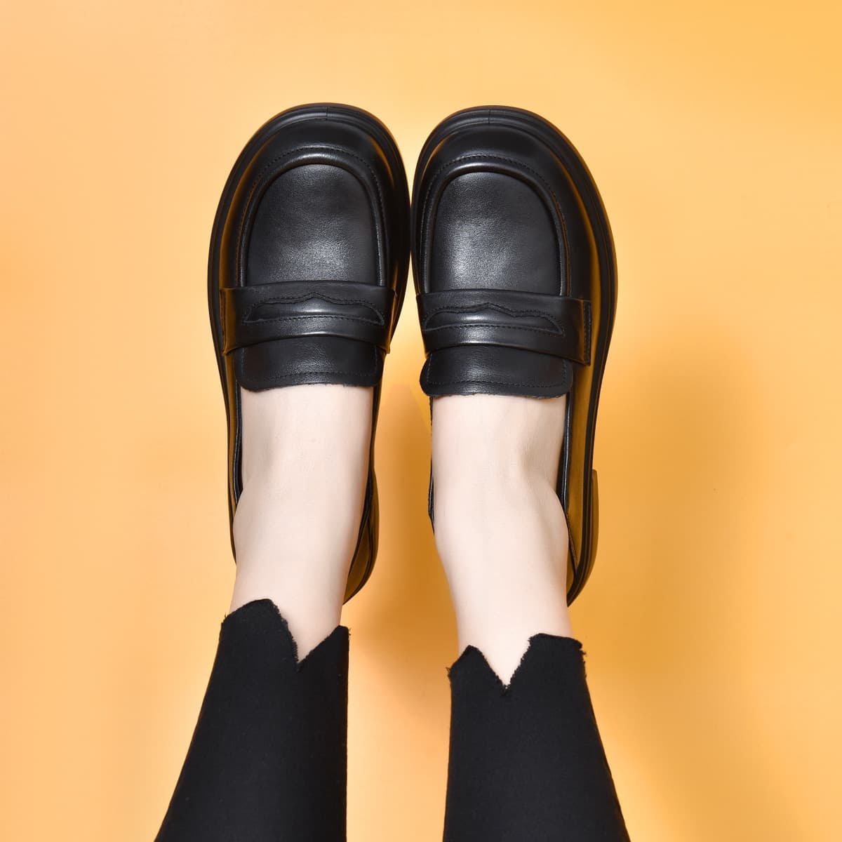 Women's round-toe loafers, plus size, black, top-grain cowhide, basic slip-on style, exclusively available in physical stores, 2024 Spring collection.