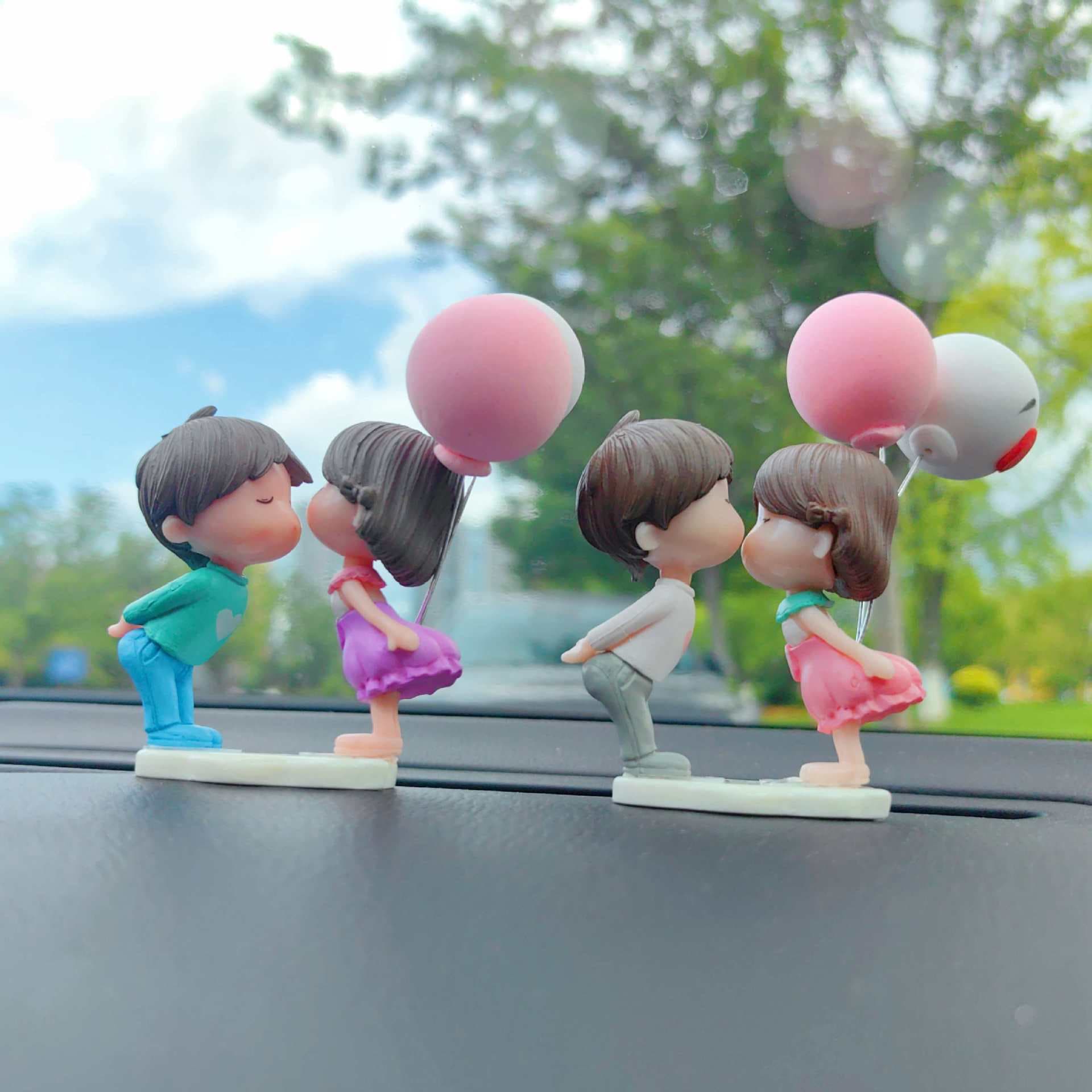 Ins-style cute kissing couple ornament, dashboard interior doll, confession balloon car accessory