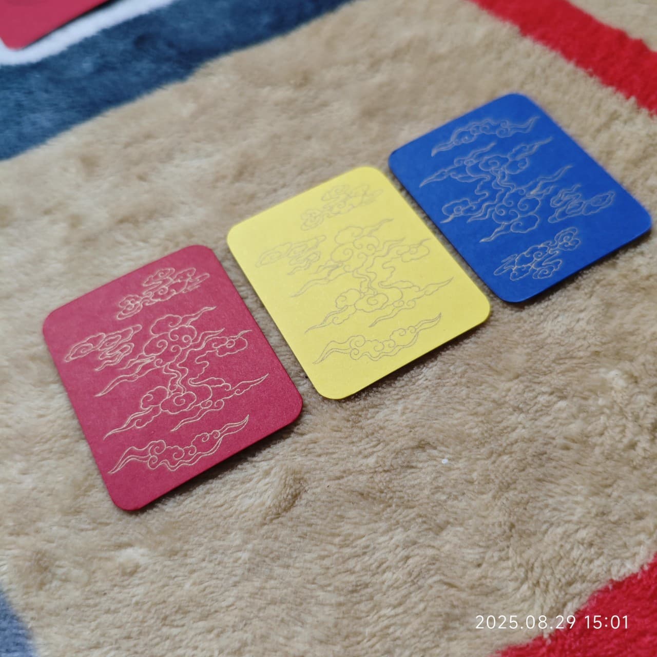 Special single-sided auspicious cloud and Tai Chi Thangka box cardstock, 4*5 stiff cardstock, ink won't bleed when writing.