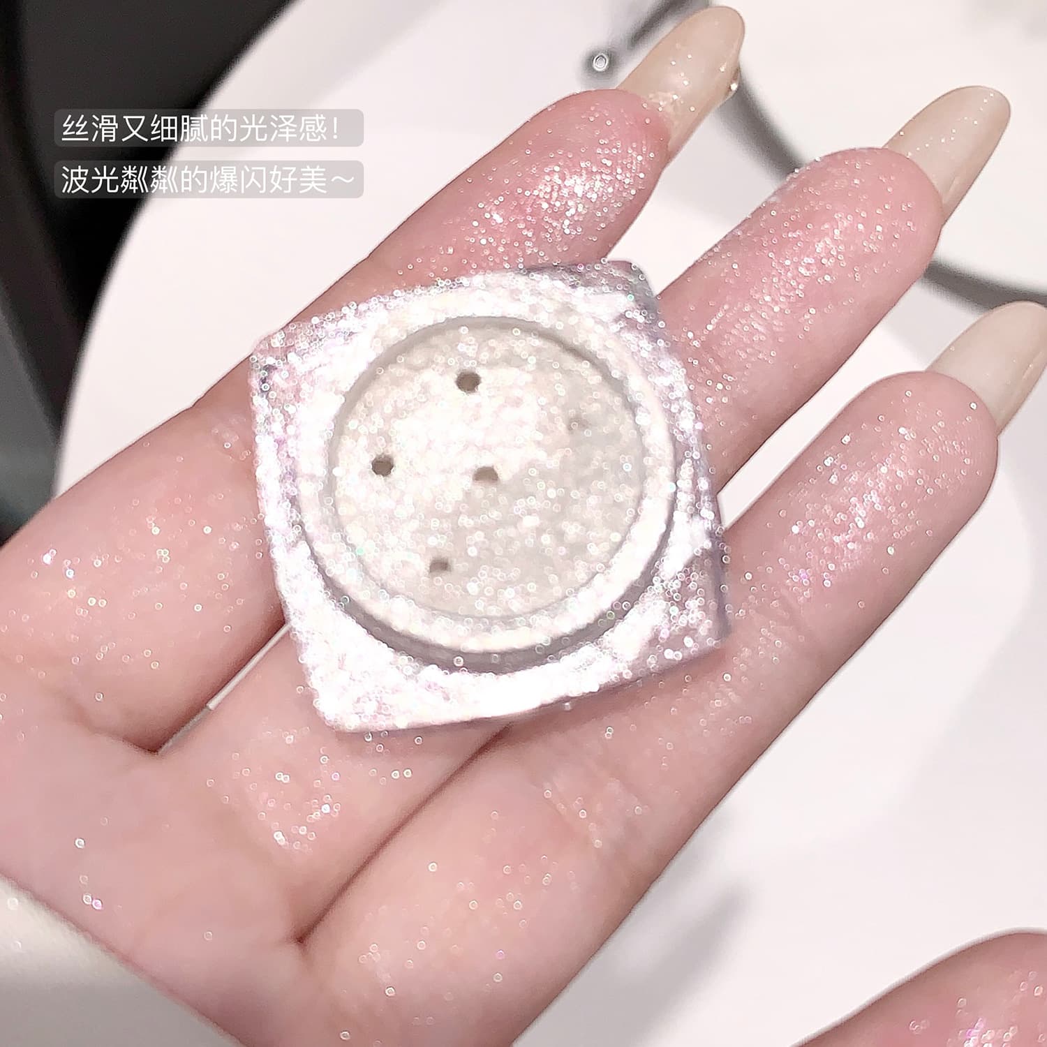 QMN Dreamy Highlighter Pearl Shimmer Powder Compact Blush Enhancer Face Illuminator Subtle Glitter Boosting Skin Tone Corrector