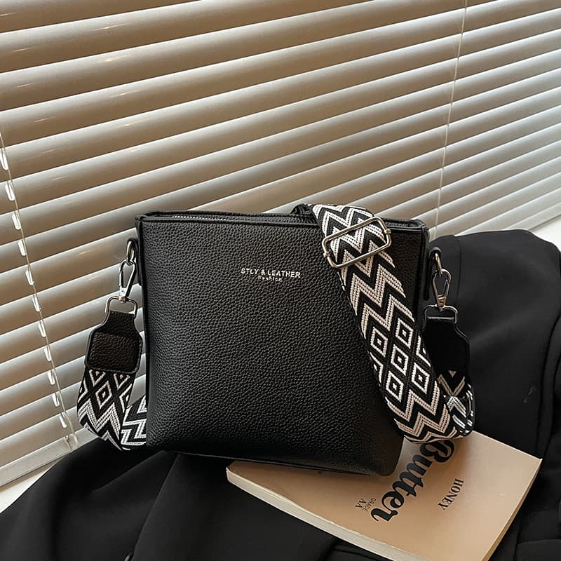 Crossbody Women's Bag 2025 New Fashion Versatile Shoulder Bag Premium Texture Solid Color Crossbody Bucket Bag