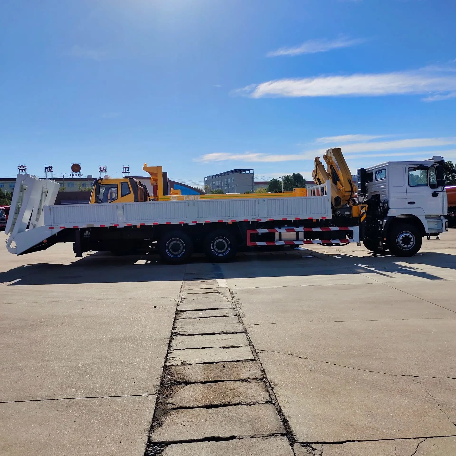 Factory export sale to Middle East and Africa HOWO Howo Shacman Dilon heavy truck tractor tipper with knuckle boom crane