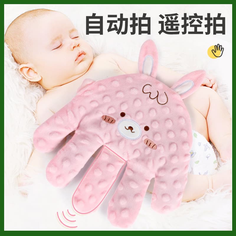 Pat the baby to sleep with soothing palms to coax the baby to sleep, cuddle the baby to sleep and pat the buttocks to sleep