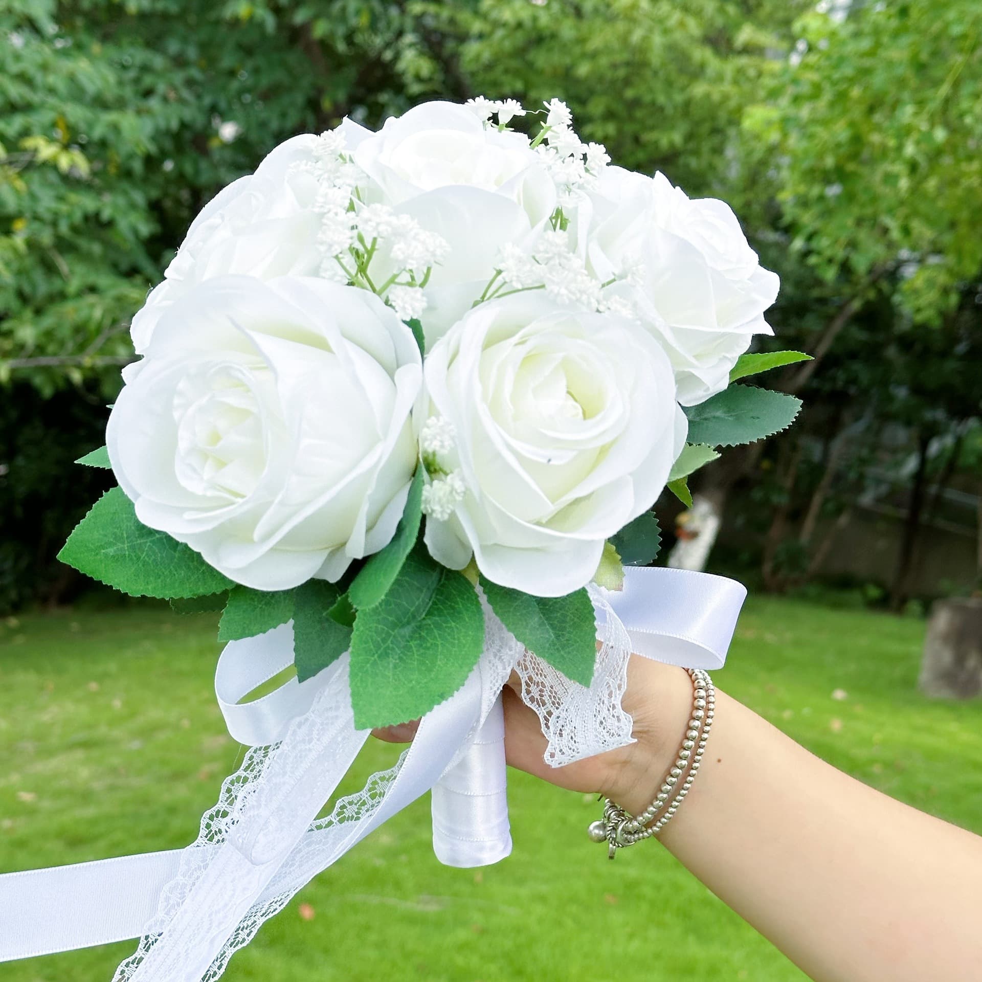 Custom-made, best-selling European-style artificial rose hand-held bouquets for brides registering their marriage, wedding photography, and Valentine's Day.