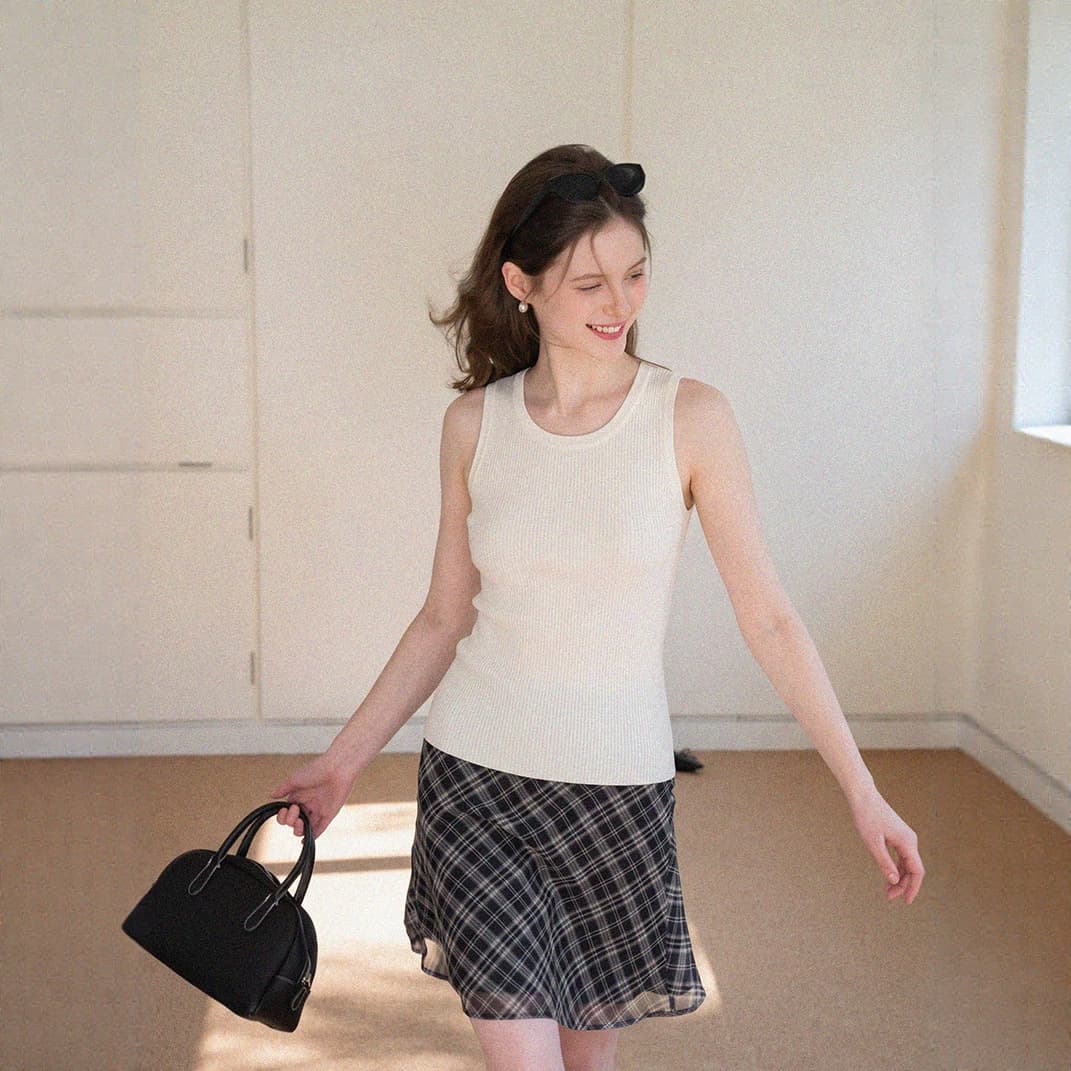 Basic white round neck I-shaped knitted vest for women in summer with vertical pit strips and elastic to cover the breasts and wear a sling inside