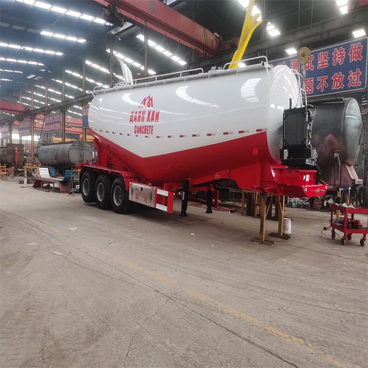 Large powder material tankers from 20 to 45 cubic meters, export-grade cement tankers with quality and after-sales assurance.