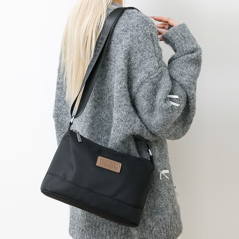Casual Shoulder Bag 2025 Winter New Large Capacity Women's Casual Bag Lightweight Nylon Bag Cross-Border Middle-Aged Women's Bag