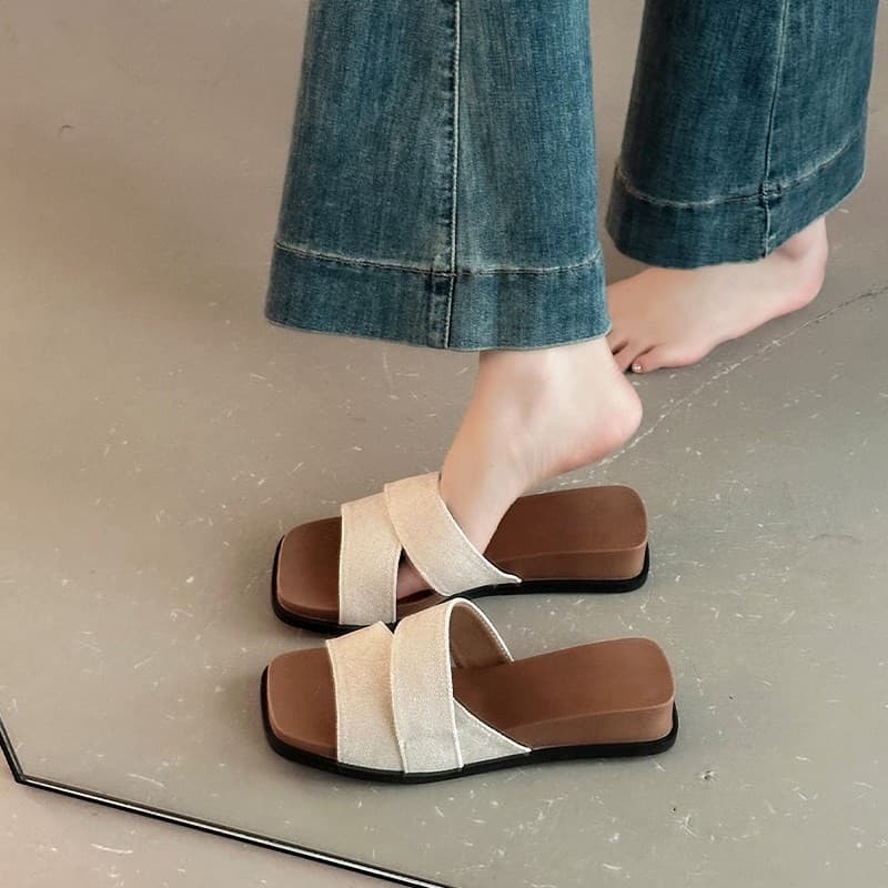 2026 New Style Commuter Versatile Lightweight Height-Increasing Slide Sandals Retro Design Flat Summer Outdoor Slippers for Women