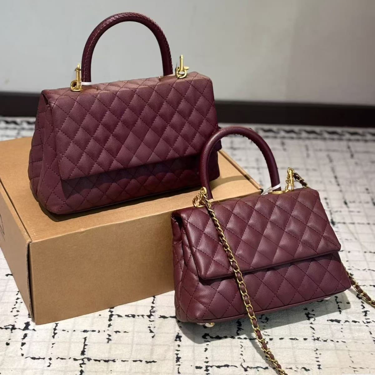 The Coco Handle bag has been favored by the fashion circle since it was launched. It is a popular item that can be easily matched with other items.