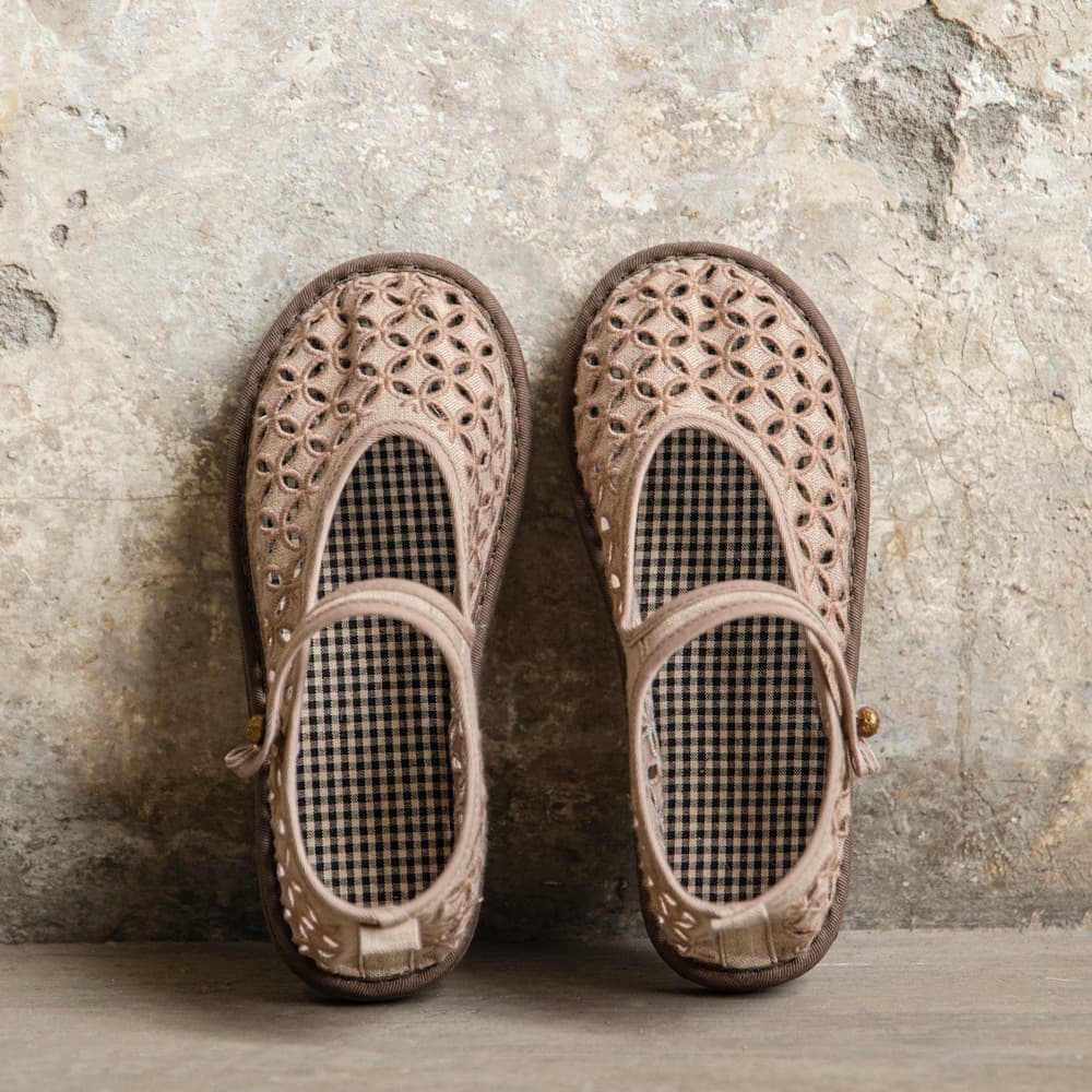 628/Hollow embroidery/Breathing and nourishing one-button old cloth shoes, different ladies craftsmanship, breathable and rebound