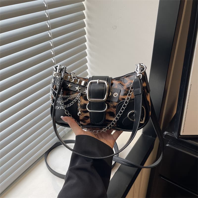 New Streetwear Leopard Print Underarm Bag with Star Rivet Accents Single Shoulder Bag Vintage Pendant Personalized Chain Handbag