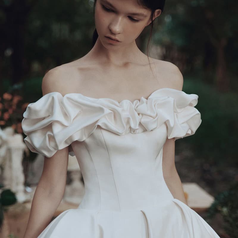 Satin wedding dress 2026 new French main yarn dress with tail simple and elegant one-shoulder bride petite wedding dress