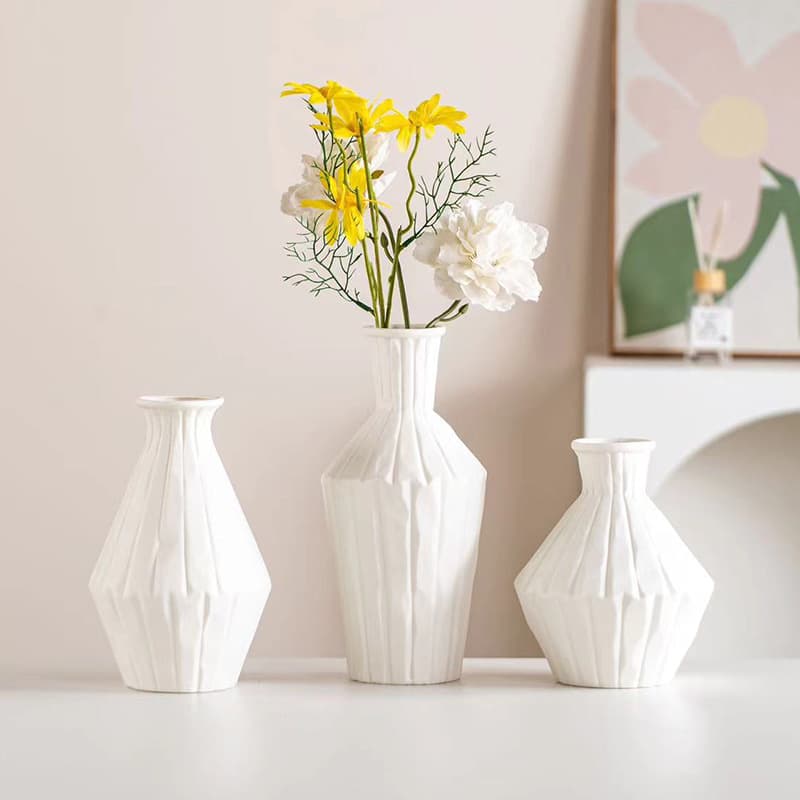 Wholesale Nordic White Ceramic Vase Creative Simple Retro Flower Arrangement Hydroponic Mini Vase High-End Decoration
