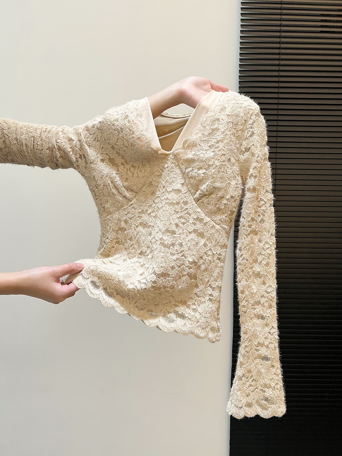 Winter warm and stylish lace top, fleece-lined and thickened, slim-fitting V-neck design, patchwork mesh T-shirt for women.
