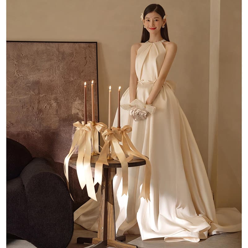 Bride's main wedding dress 2026 new French retro Hepburn style Amazon satin halterneck welcome tail outgoing veil