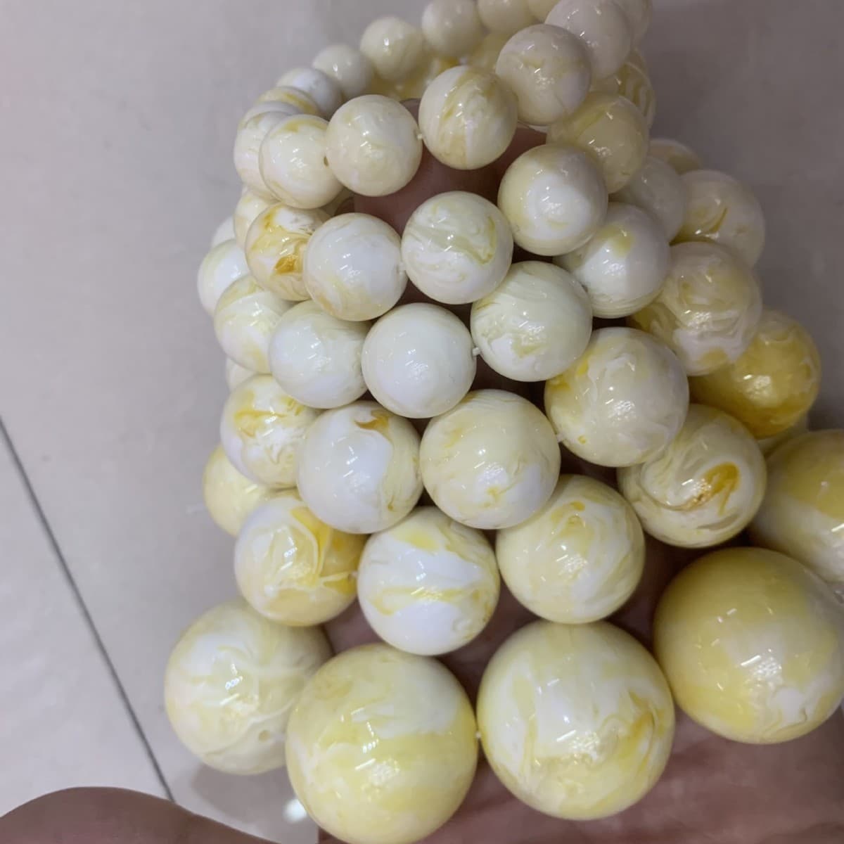 Factory wholesale second-generation Russian amber beeswax bracelet, floats in salt water, fluorescent, suitable for street stalls, exhibitions, scenic spots, and live streaming