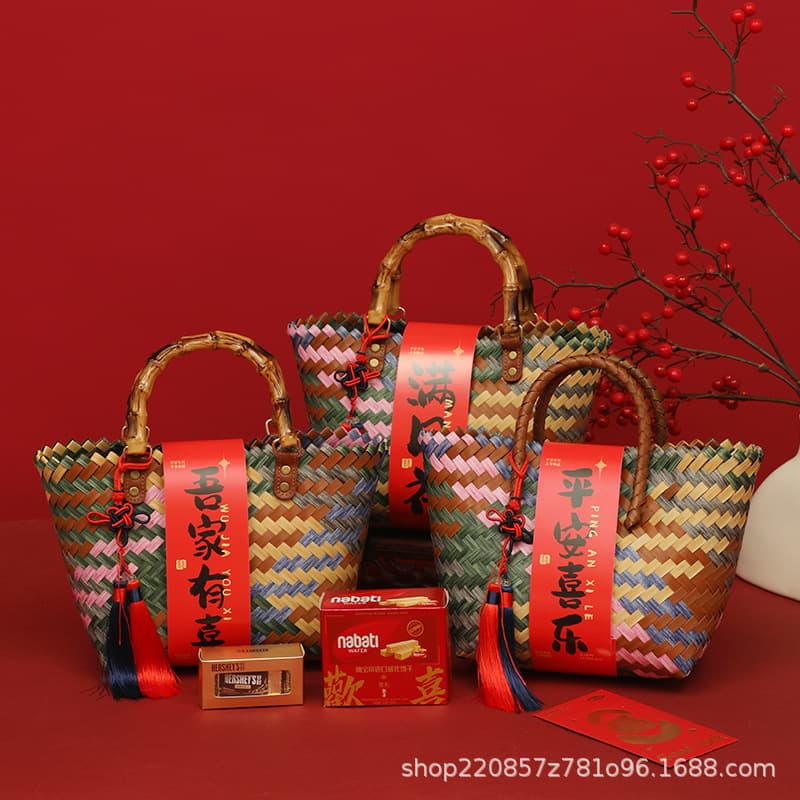New Chinese-style wedding gift packaging, red and gold gift baskets, favor bags for housewarming, birthday celebrations, woven festive gifts.