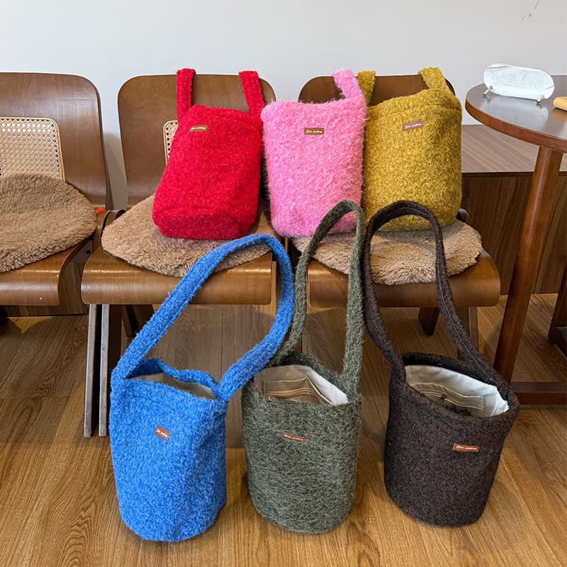 Autumn New Self-made Retro Plush Large Capacity Bucket Bag, Versatile Shoulder/Winter Niche Casual Crossbody