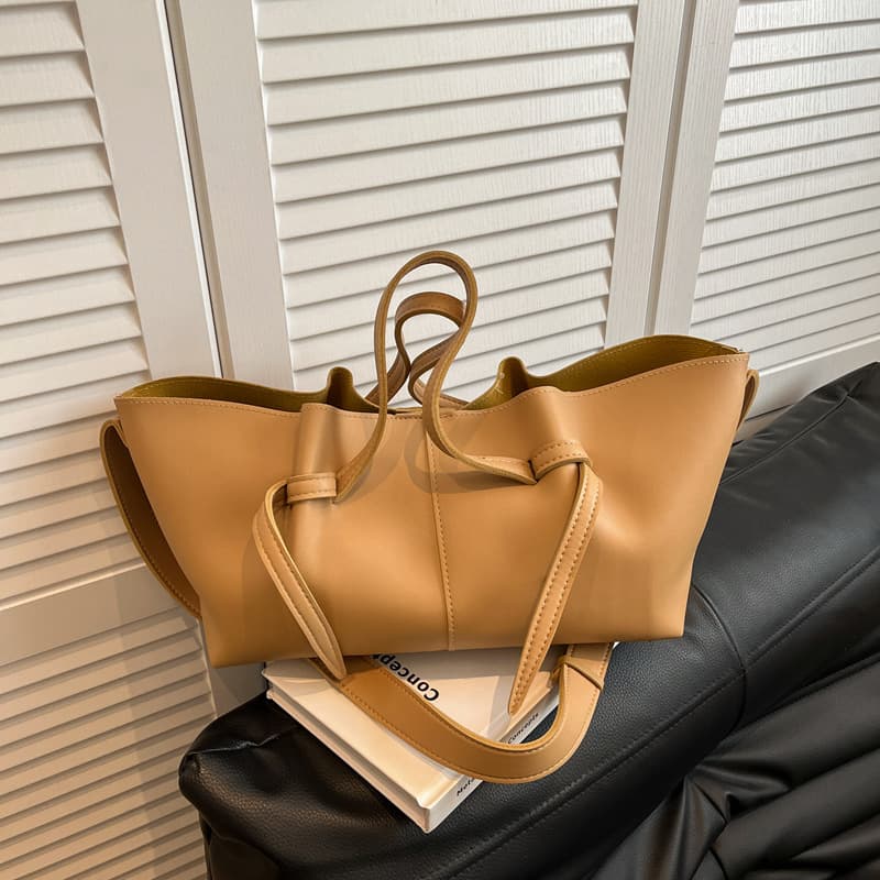 Fashionable Large-Capacity Tote Bag for Women, Trendy Batwing-Style Handbag, Niche Versatile Commuter Casual Style Handbag