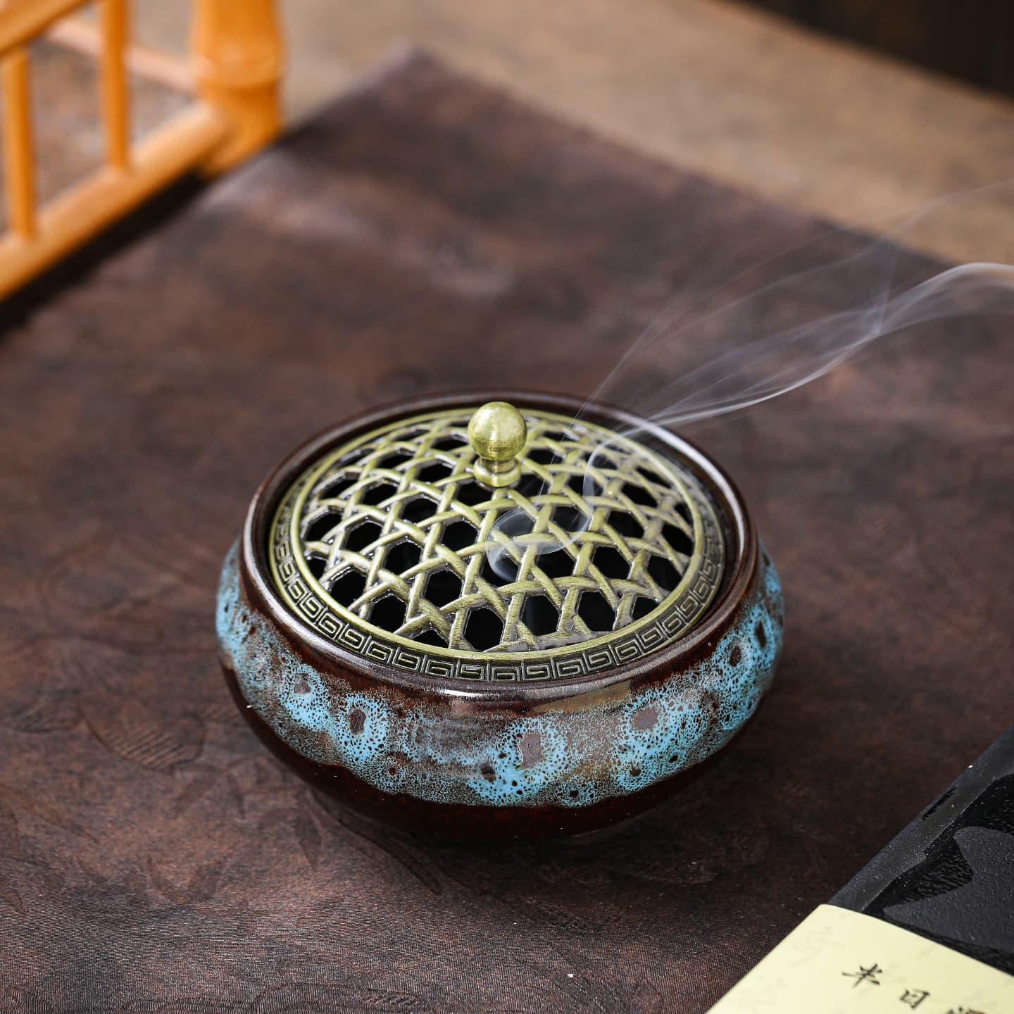 New celadon incense burner, antique style, small size, suitable for home use, with crackled glaze and kiln-fired sandalwood incense burner, directly supplied by the manufacturer across borders.