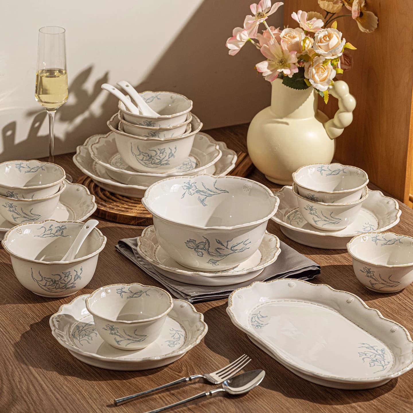 French retro style high-value ceramic tableware set, including bowls, plates, soup bowls, spoons, chopsticks, dinner plates, and bowls/chopsticks.