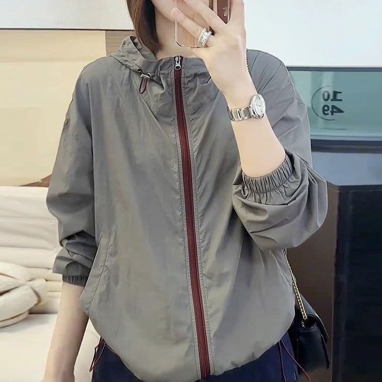 European-style women's sun protection clothing, 2025 summer, breathable color-blocked zipper, loose-fitting hooded thin jacket, sun-shading and cooling.