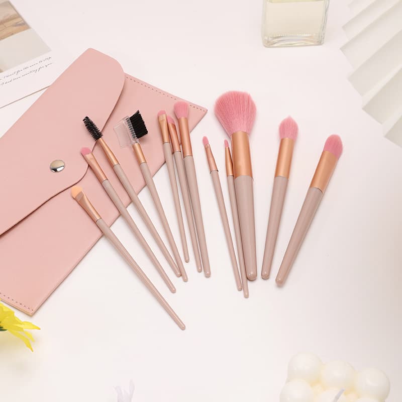 Makeup brush 12 pieces powder complete set soft-bristled skin-friendly makeup brush novice beginner loose powder eye shadow universal beauty tool