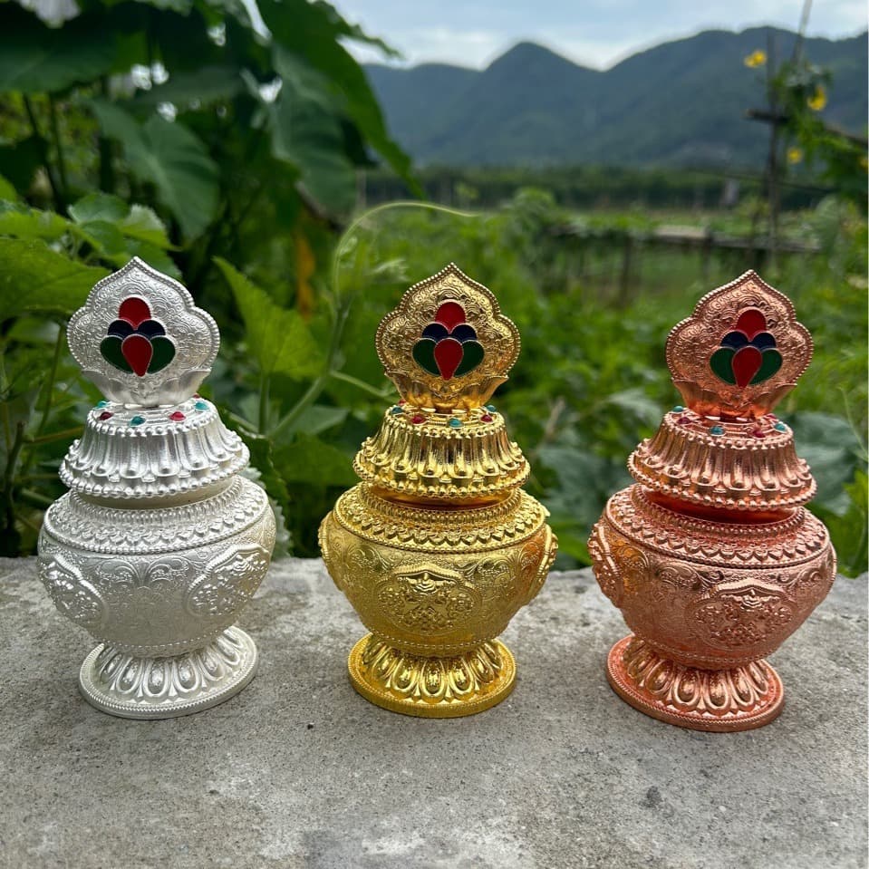 The Eight Auspicious Treasures of Tibetan Tantric Buddhism, the Eight Auspicious Dragon King Vase, the Yellow God of Wealth Vase, and the Nectar Vase can be stored for storage