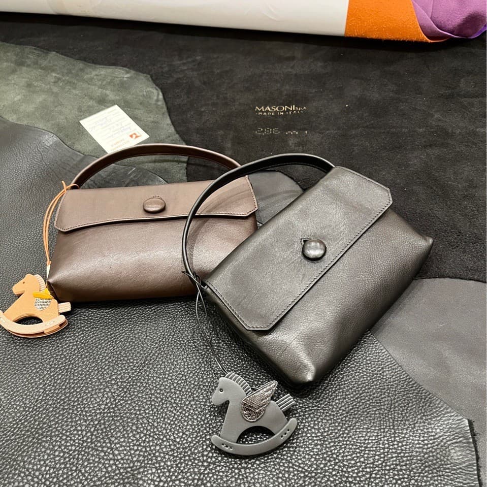 New Sally high-end sheepskin mini handbag for women, minimalist button mobile lipstick bag, exquisite small bag