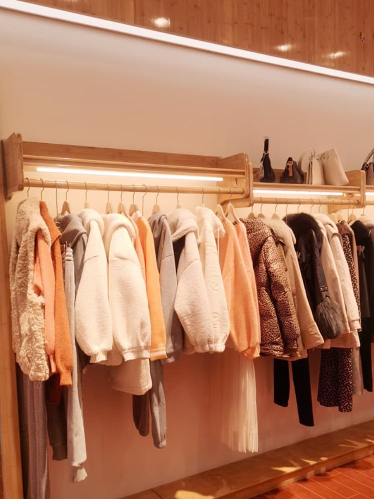 Aiyi clothing women's clothing shelf clothing store display rack beautiful wear fashionable floor-to-ceiling island clothes rack display rack