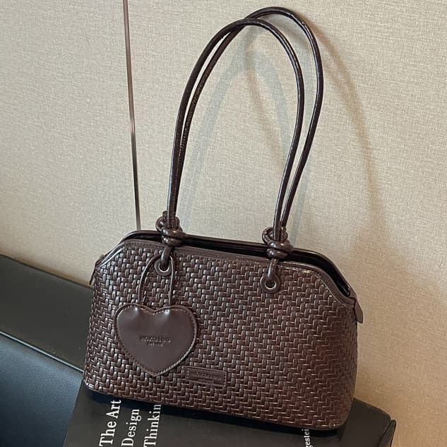Woven light luxury shoulder underarm bag for women 2026 new niche fashion shell bag large capacity daily commuting bag