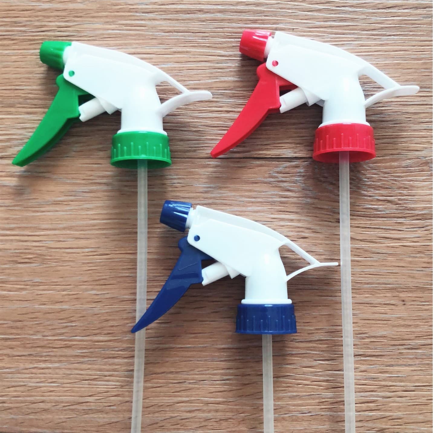 One-yuan plastic colored spray bottle nozzle, universal sprayer for beverage bottles, sourced from one-yuan stores and street vendors.