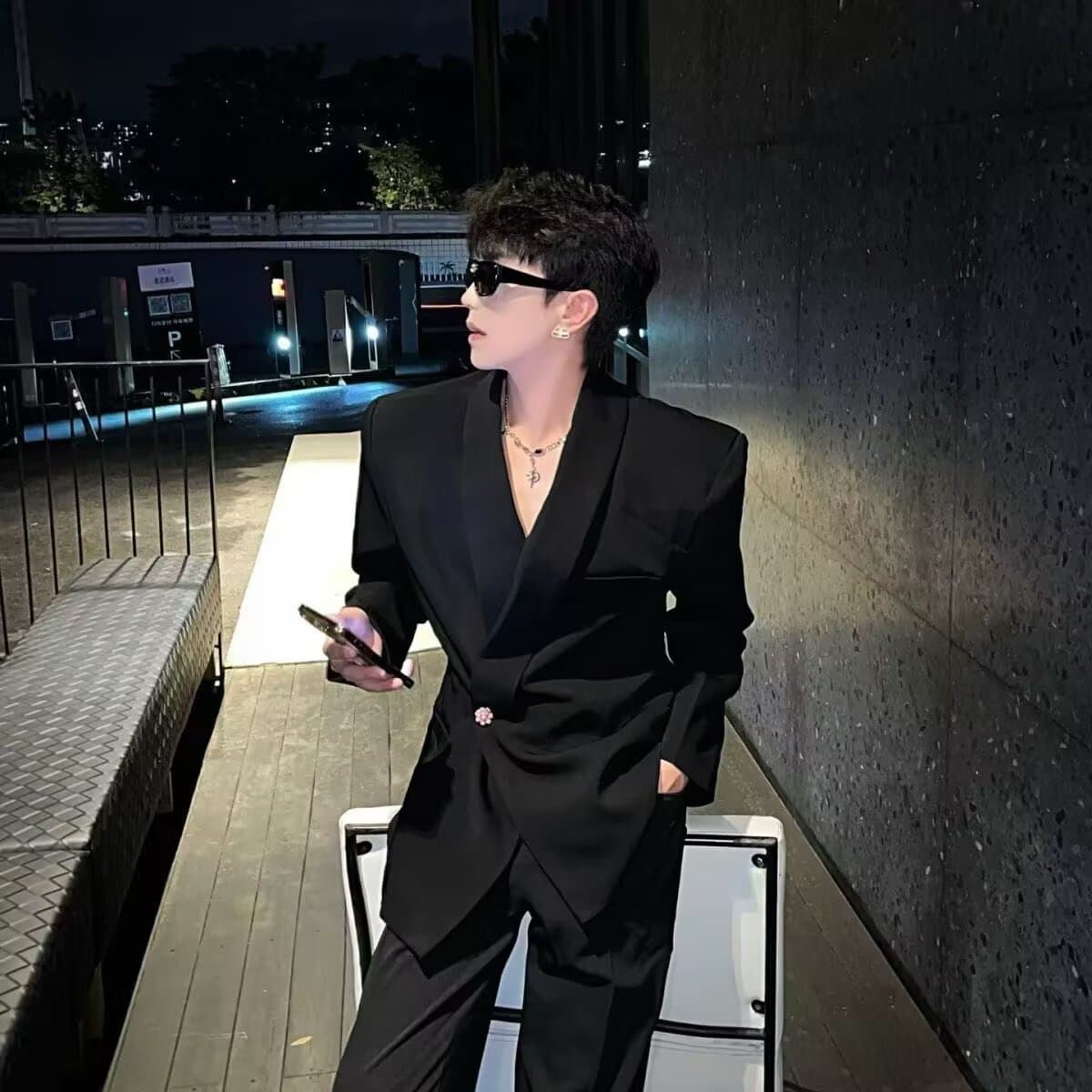 Trendy Black Waist-Cinching Shoulder-Padded Blazer for Men Autumn Cool Model High-End V-Neck Suit Jacket