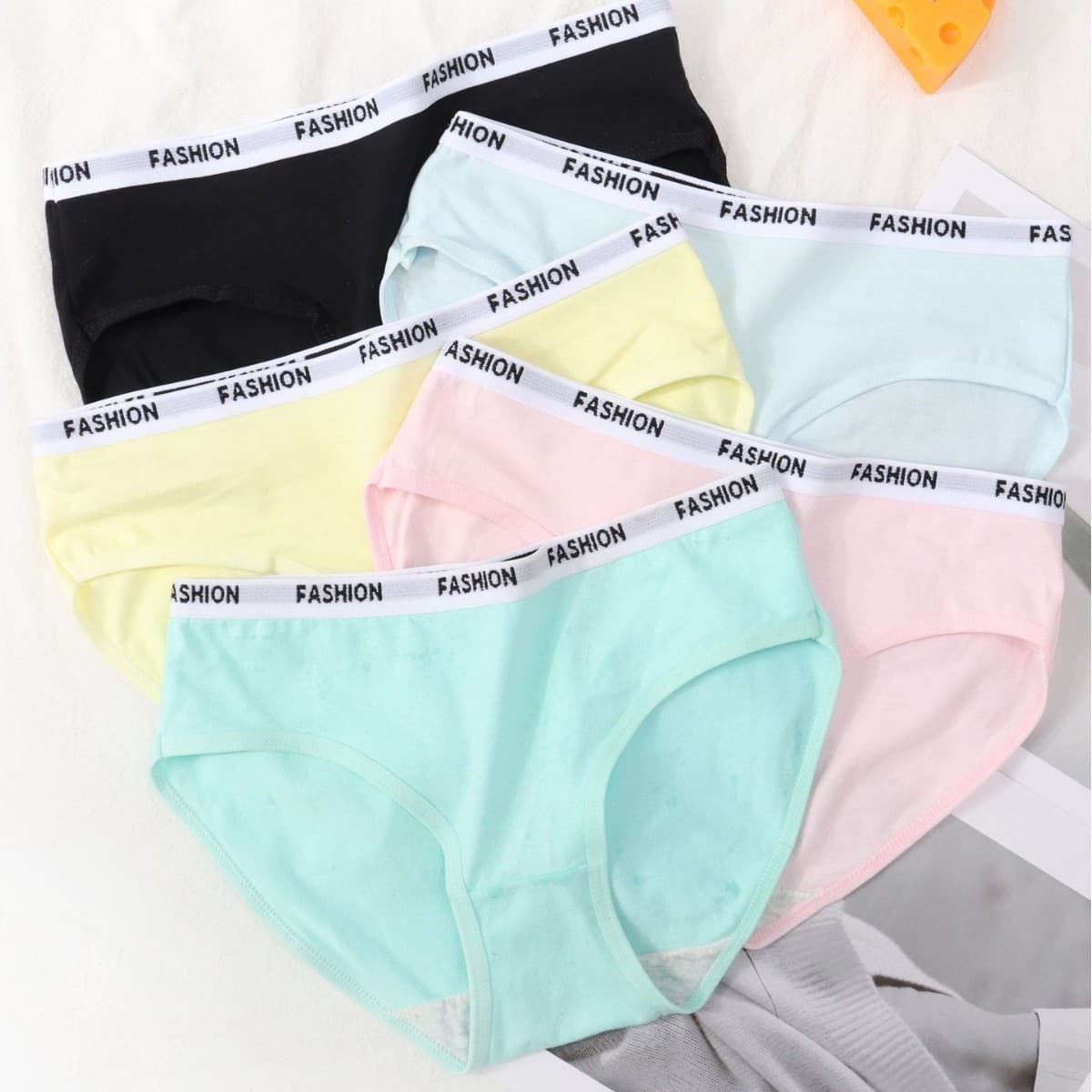Women's underwear, Korean style, solid color, pure cotton, mid-waist, sexy and cute, for female students, wholesale via cross-border e-commerce.