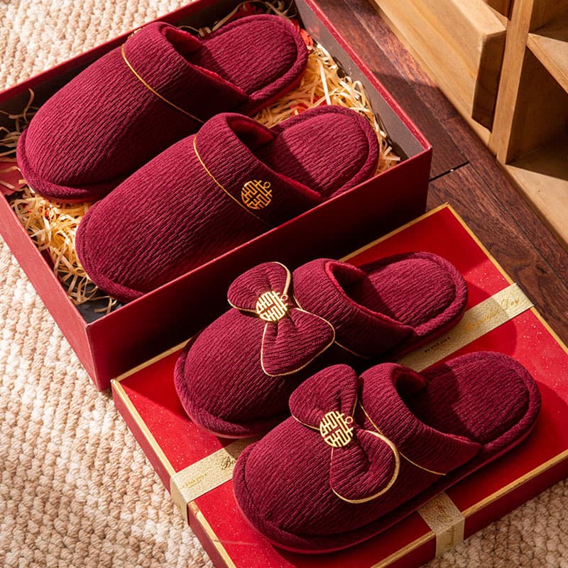 Winter red wedding slippers, plush and thickened for bride and groom, festive wedding dowry couple floor slippers.