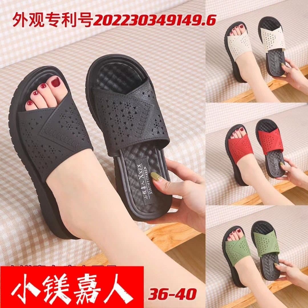 Summer Outdoor Slippers for Middle-Aged and Elderly Women, Soft Sole, Non-Slip, Water-Friendly, Fashionable Flat Wedge Heels, Comfortable New Style for Moms