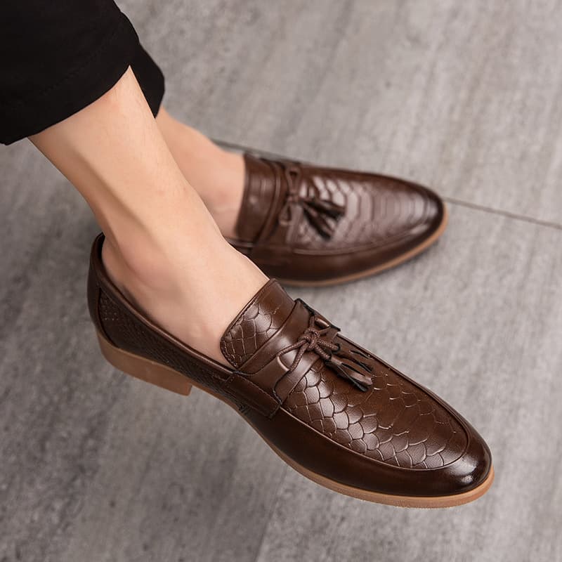 2025 Summer New Men's Casual Leather Shoes Pointed Toe Height Increasing Trendy Business Men's Sneakers