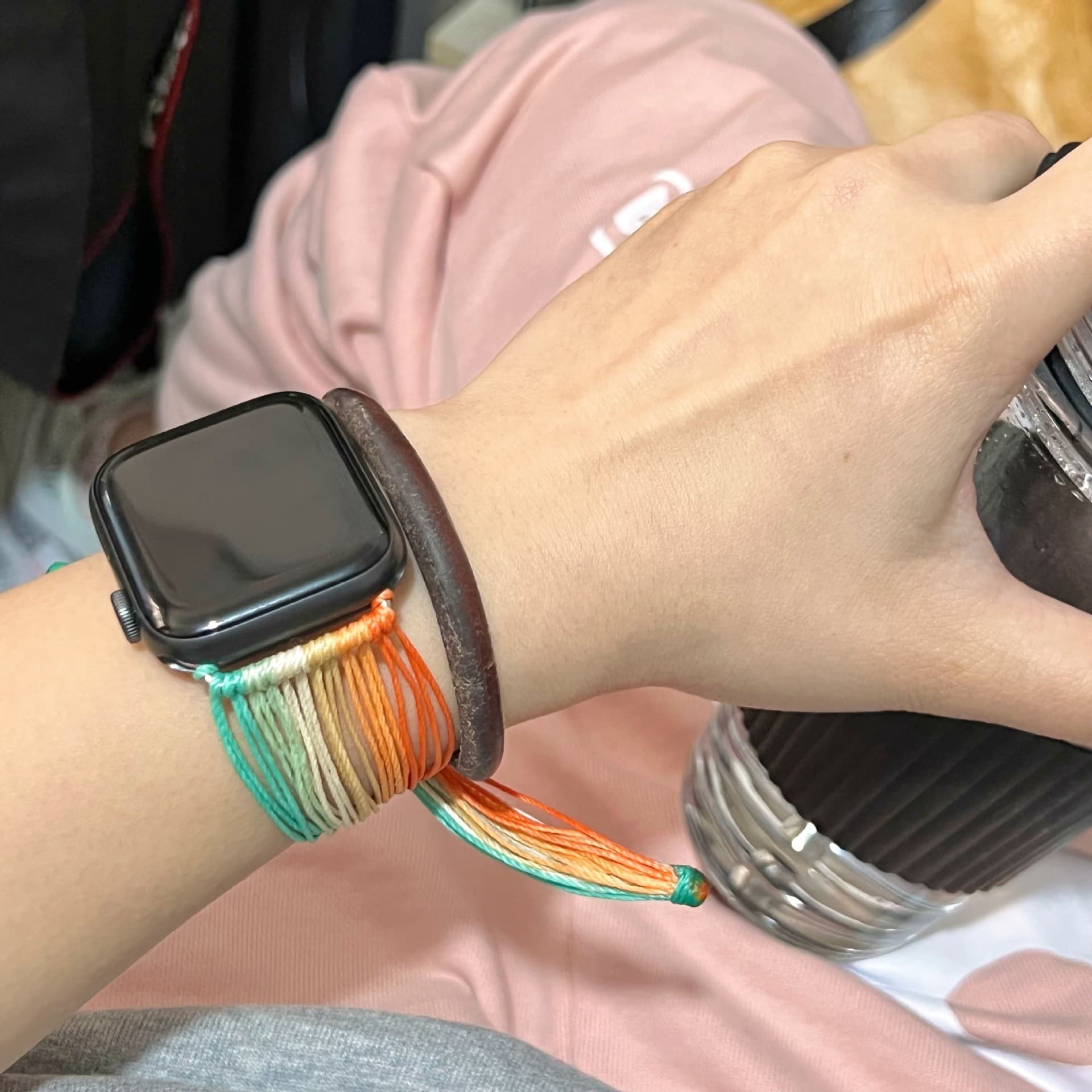 Hot-selling cross-border e-commerce product: Factory direct supply of hand-woven iWatch watch straps, replaceable straps, gradient color watch straps.