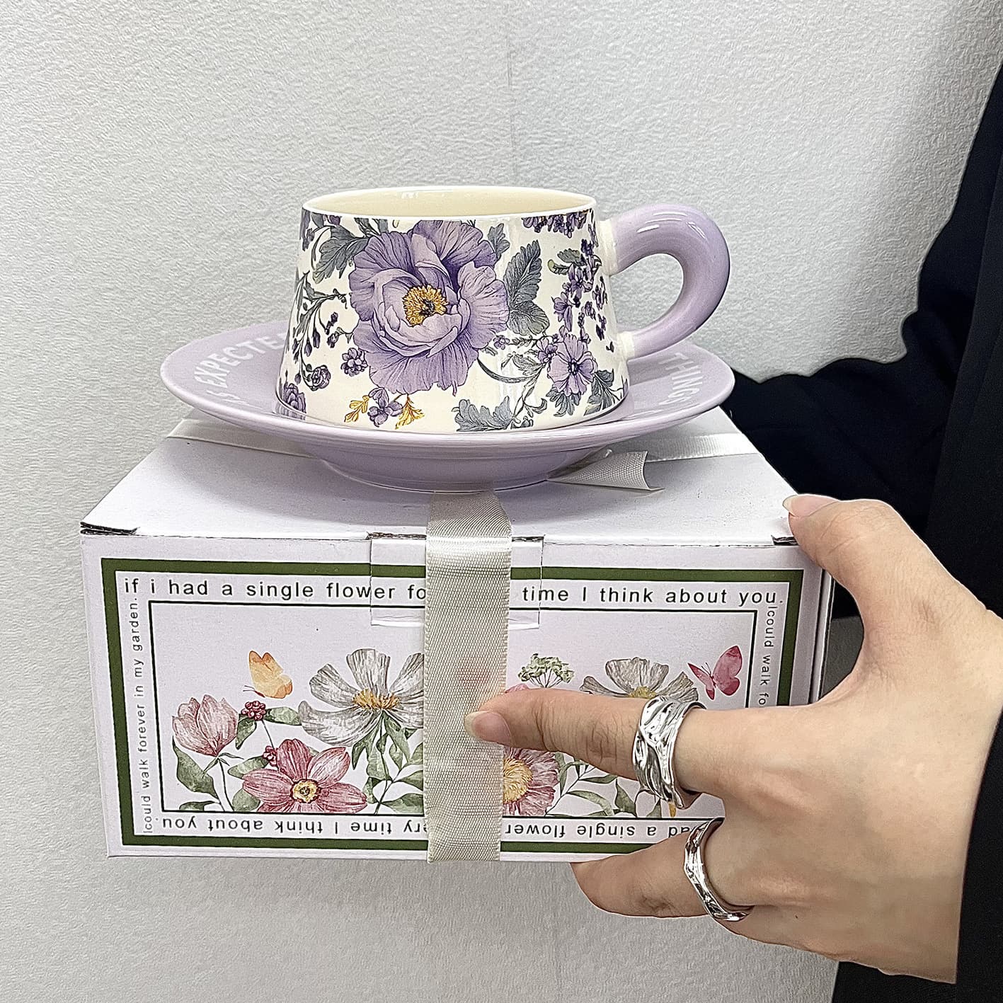 Medieval style hand-painted cups as souvenirs for girls, high-looking coffee cup and saucer sets as Teacher’s Day gifts for teachers